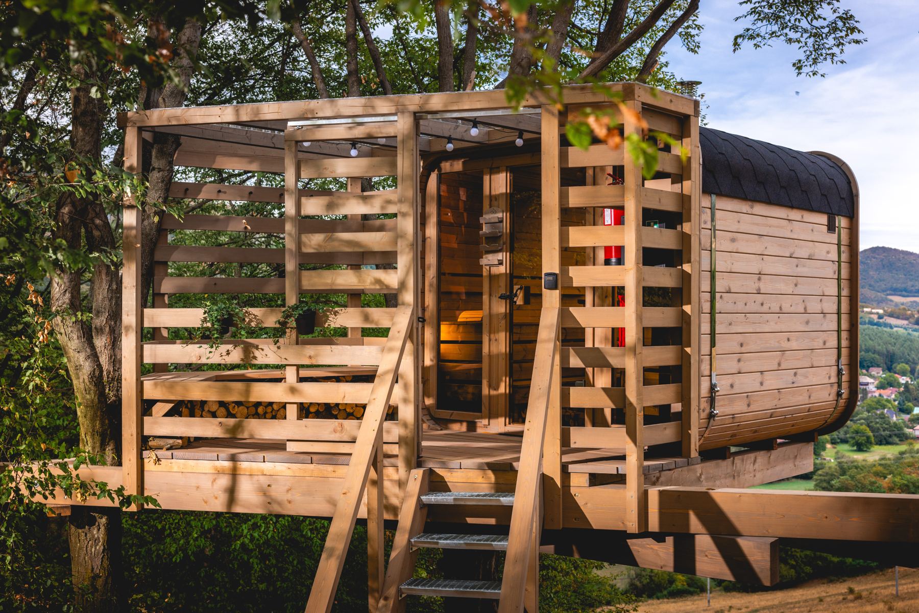 Sauna na stromoch s predsieňou a výhľadom do údolia
