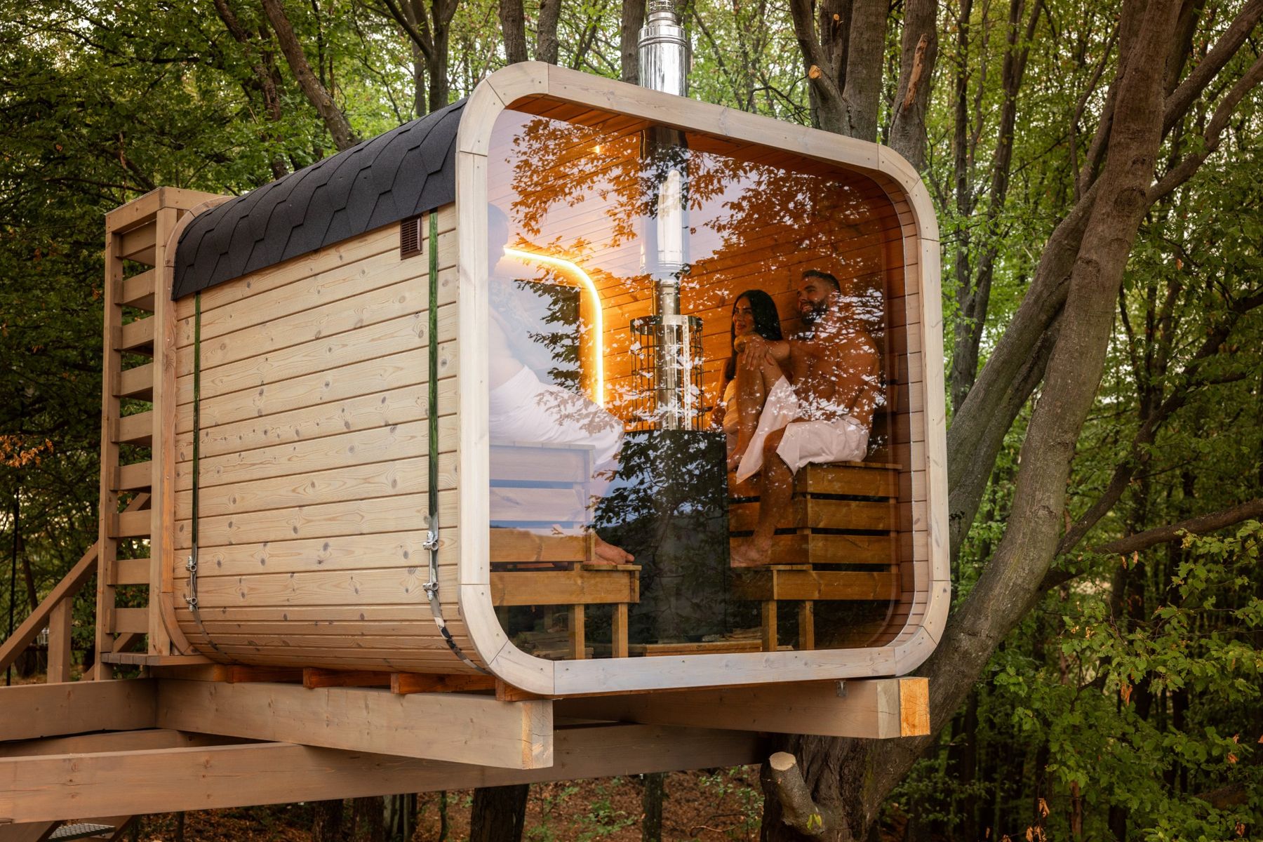 Dvojica v saune za panoramatickým oknom